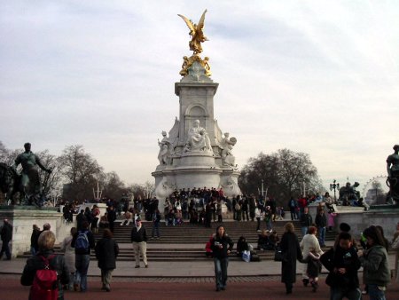 バッキンガム宮殿前広場のクイーン・ヴィクトリア記念碑（イギリス）